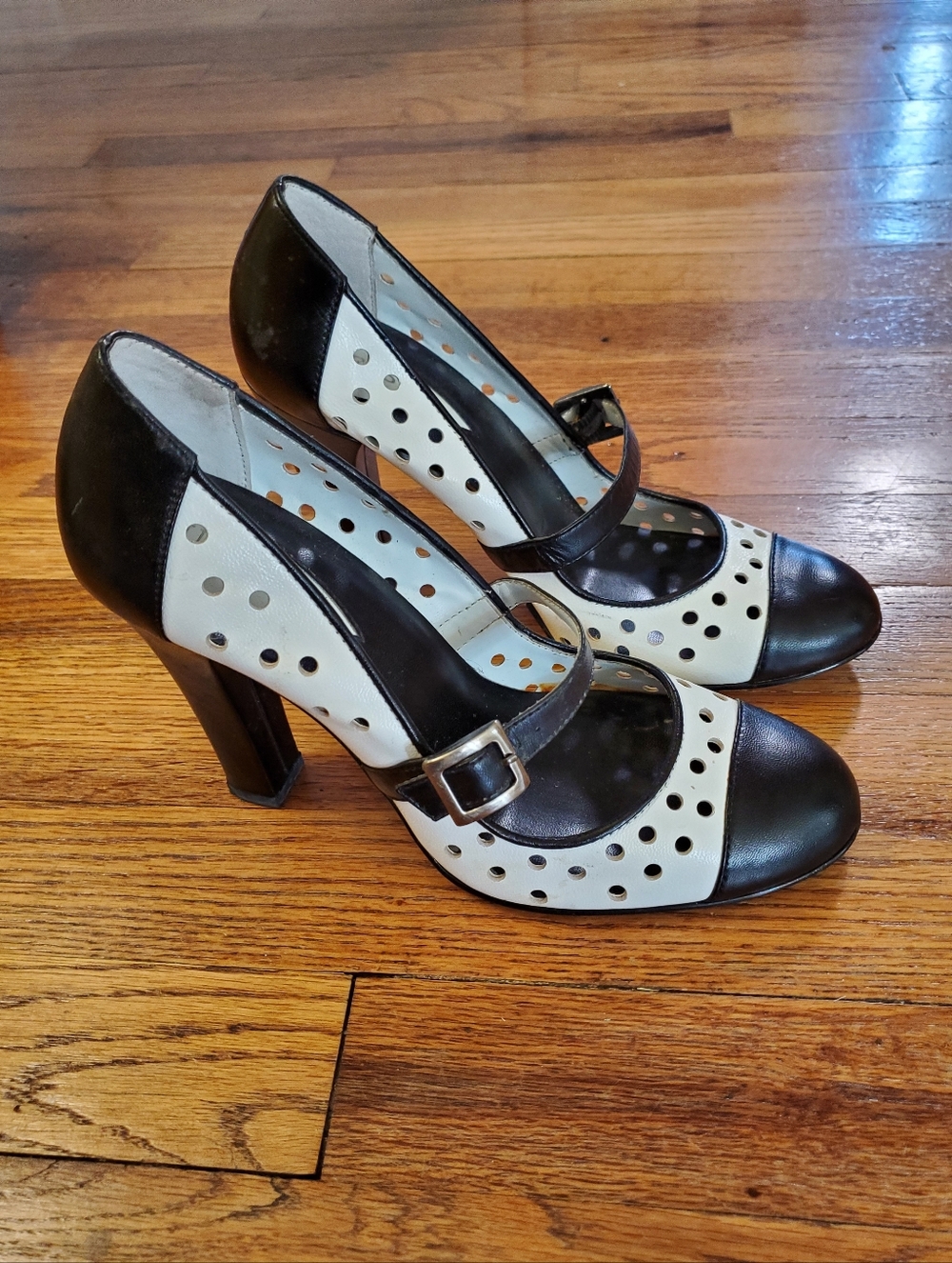 Guess Vintage Pin-up Girl Heels